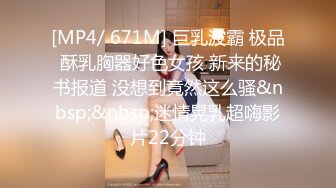 情趣酒店胸前纹身社会哥带漂亮小女友操逼进来就脱掉衣服