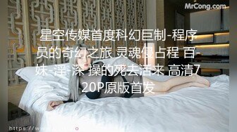 大奶妹子在直播观众面前还玩起了青涩，让她舔个鸡巴还羞羞答答遮遮掩掩