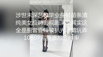 陪渣男逛商場的齊逼黑裙花丁字內大奶子騷女